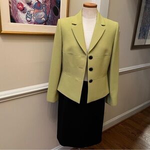 TAHARI – Green Jacket w/Black Skirt – 2 pc Suit – Size 10